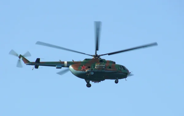 gökyüzünde uçan helikopter