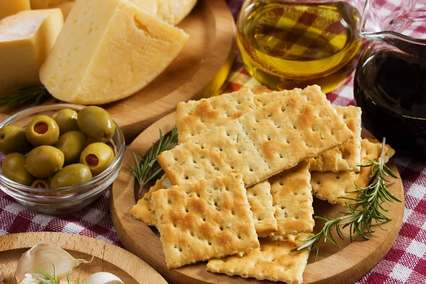 Crackers met kaas en olijven — Stockfoto