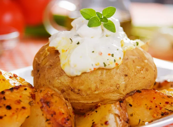 Baked potato with sour cream sauce — Stock Photo, Image