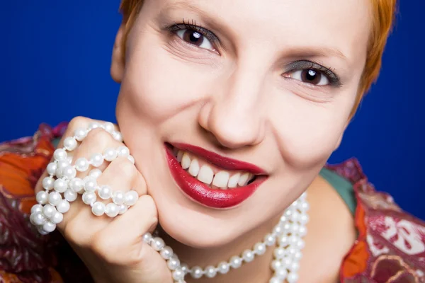 Hermosa mujer con collar de perlas —  Fotos de Stock