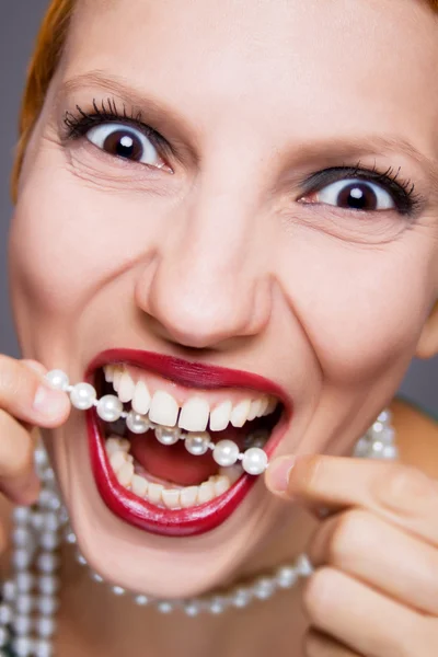 Mulher sorridente com colar de pérolas — Fotografia de Stock