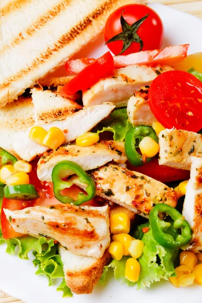 Grilled chicken with vegetables — Stock Photo, Image