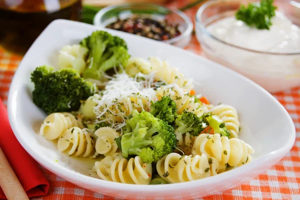 Makarna brokoli ve rendelenmiş peynir ile — Stok fotoğraf