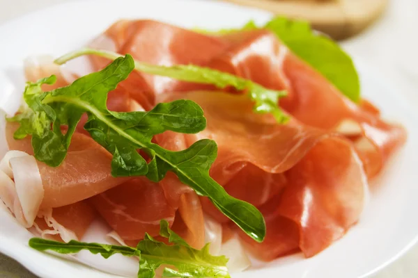 Rocket salad and prosciutto — Stock Photo, Image