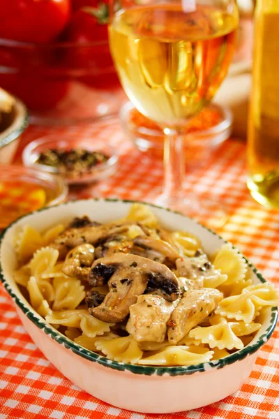 Italienische Pasta mit Pilzen und Hühnerfleisch — Stockfoto