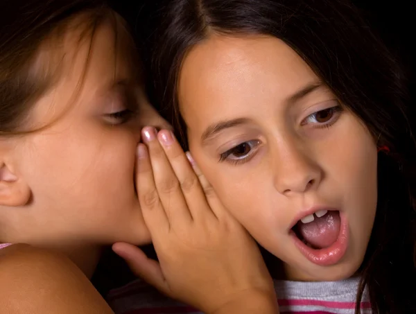 Meninas jovens compartilhando um segredo — Fotografia de Stock