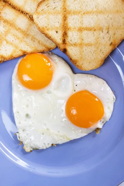 Stekt ägg med rostat bröd — Stockfoto