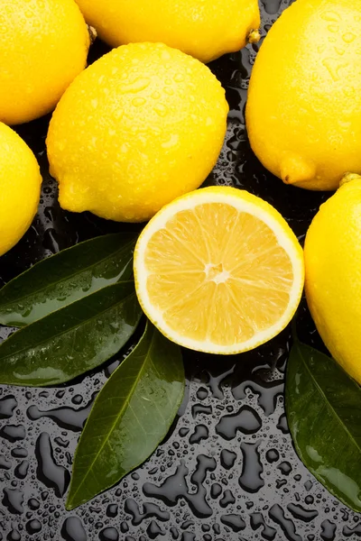 Лимонні фрукти на мокрому фоні — стокове фото