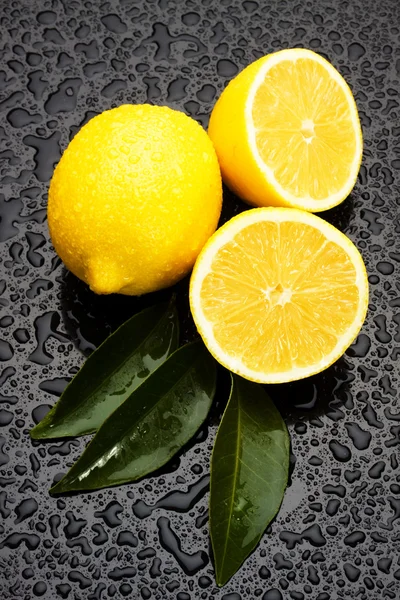 Fruta de limón sobre fondo húmedo — Foto de Stock