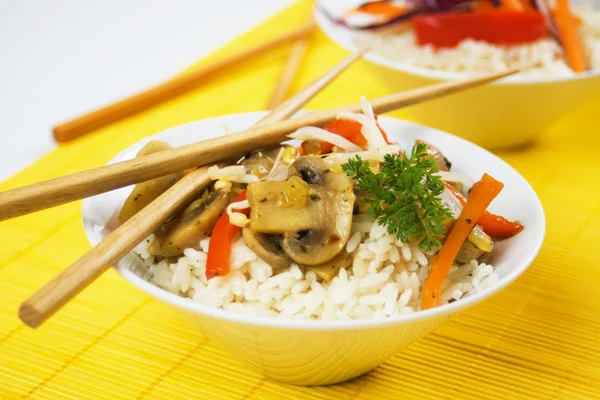 Arroz asiático con setas y verduras —  Fotos de Stock