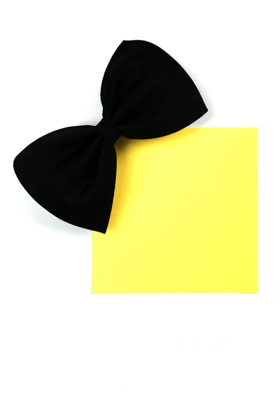 Papillon nero con nota di carta — Foto Stock