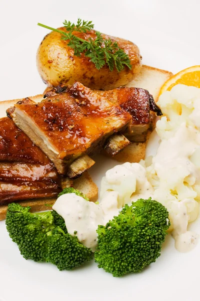 Barbecued ribs with cauliflower and broccoli — Stock Photo, Image