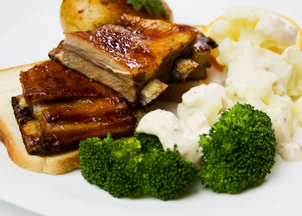 Honey glazed ribs with broccoli and cauliflower — Stock Photo, Image