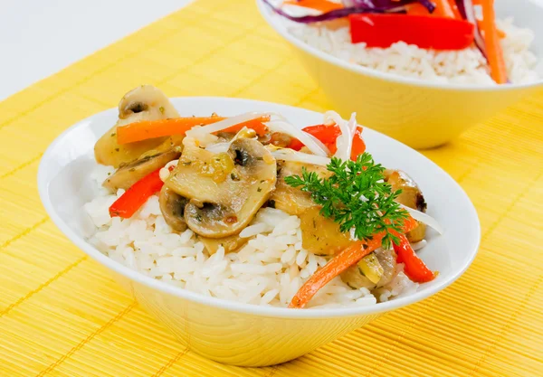 Рис с грибами и овощами — стоковое фото