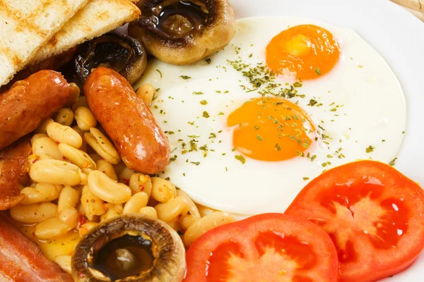 Reichhaltiges und gesundes englisches Frühstück — Stockfoto