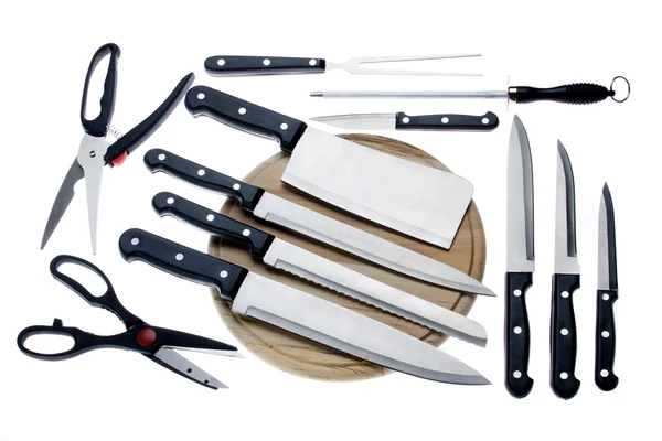 Кухонные ножи изолированы на белом — стоковое фото