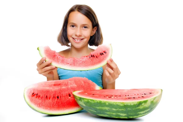 Jong meisje eten watermeloen — Stockfoto