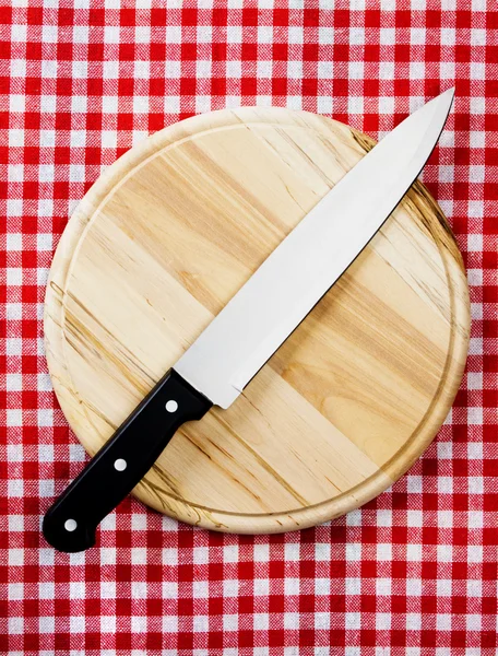 Küchenmesser auf Holzbrett — Stockfoto