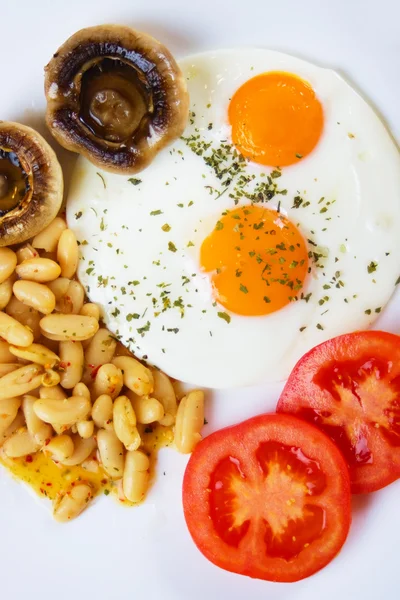 Τηγανητά αυγά με τα μανιτάρια, τα φασόλια και ντομάτα — Φωτογραφία Αρχείου