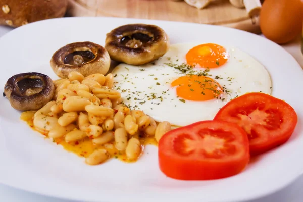 Ovos fritos com feijão, cogumelos e tomate — Fotografia de Stock