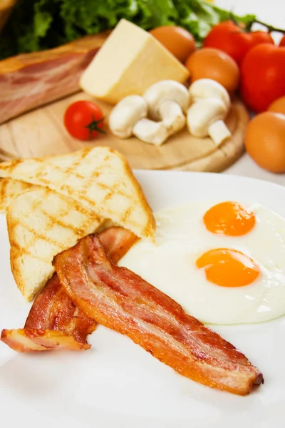 Ovos e bacon com pão torrado — Fotografia de Stock