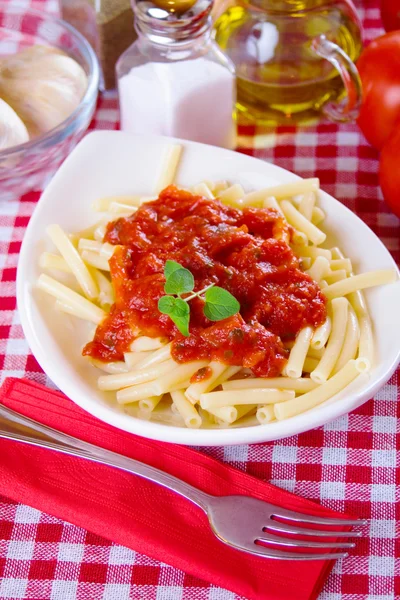 토마토 소스를 곁들인 이탈리아 파스타 — 스톡 사진