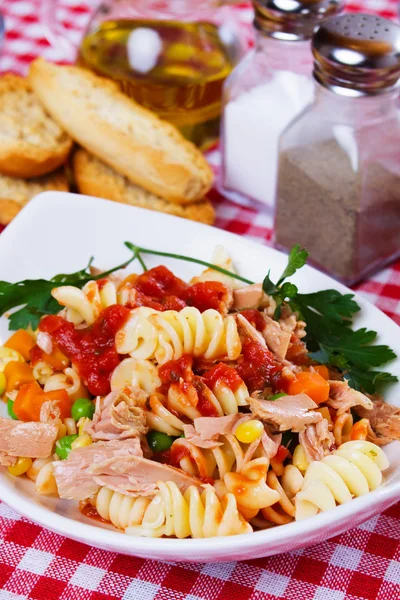 Tonijn en pasta salade — Stockfoto