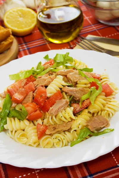 Salată de ton cu salată verde și roșii — Fotografie, imagine de stoc