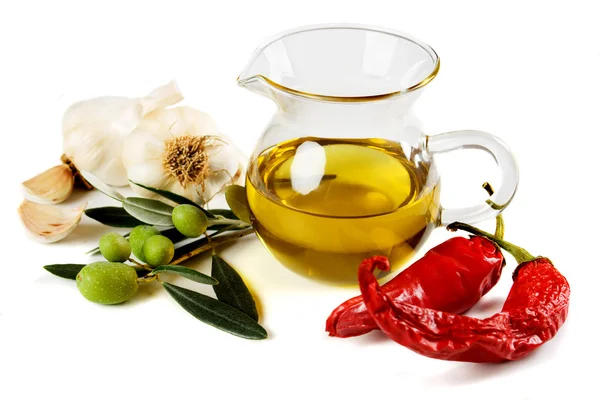 Olivový olej, olivy, papričky a česnek — Stock fotografie