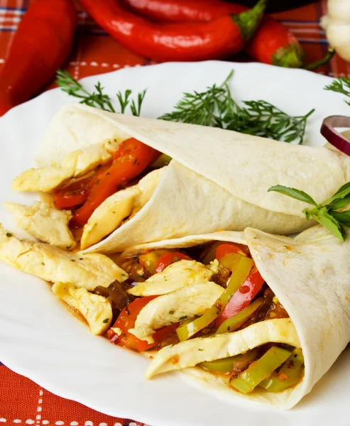 Kip en plantaardige taco schelpen — Stockfoto