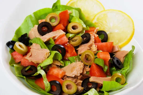 Tuňákový salát s olivami a rajčaty — Stock fotografie