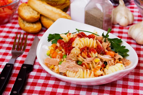 Pasta with tuna and vegetables — Stock Photo, Image