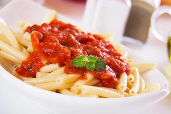 Pasta maccheroni con salsa di pomodoro — Foto Stock