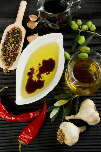 橄榄油和黑醋 — 图库照片