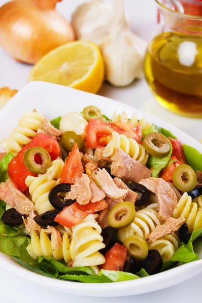 Салат з тунцем з макаронами, зеленими та чорними оливками — стокове фото