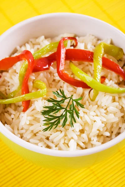 Rýže s plátky papriky — Stock fotografie