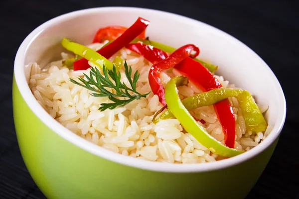 Μαγειρεμένο ρύζι με φέτες πιπέρι κουδουνιών — Φωτογραφία Αρχείου