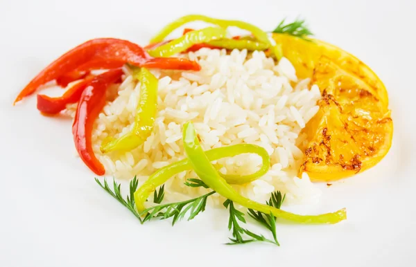 Μαγειρεμένο ρύζι με τηγανητό πορτοκαλί και φέτες πιπέρι — Φωτογραφία Αρχείου