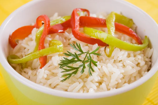 Ugotowany ryż z kawałkami papryki — Zdjęcie stockowe