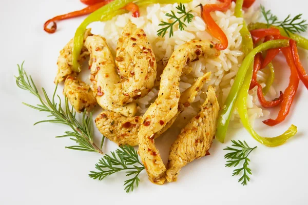 Pirinç ve biber ile baharatlı Asya tavuk eti — Stok fotoğraf