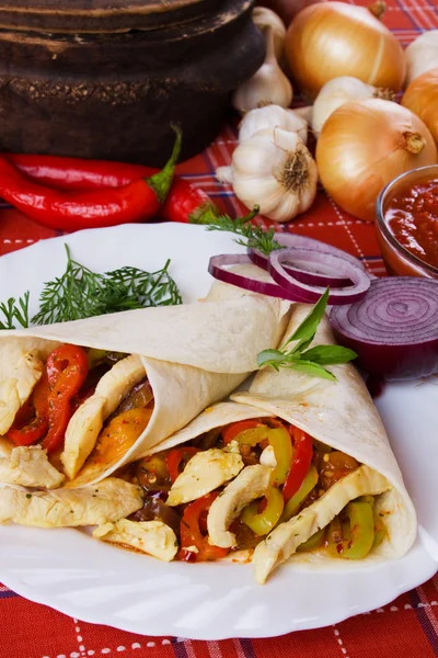 Tortilla wraps with chicken meat and vegetables — Stock Photo, Image