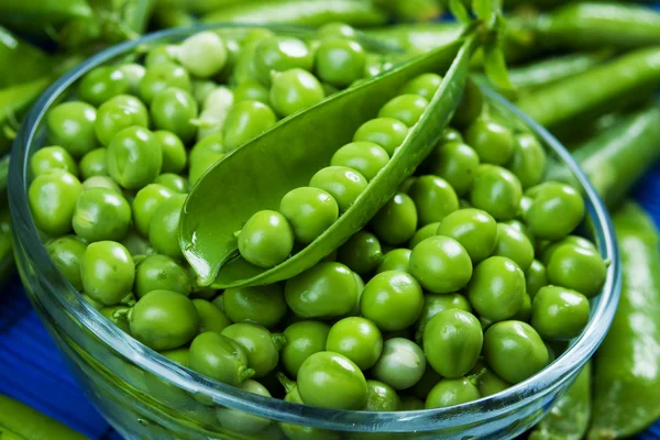 Fresh raw green peas — Stock Photo, Image