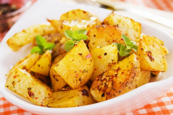 Geroosterde aardappel in witte kom — Stockfoto