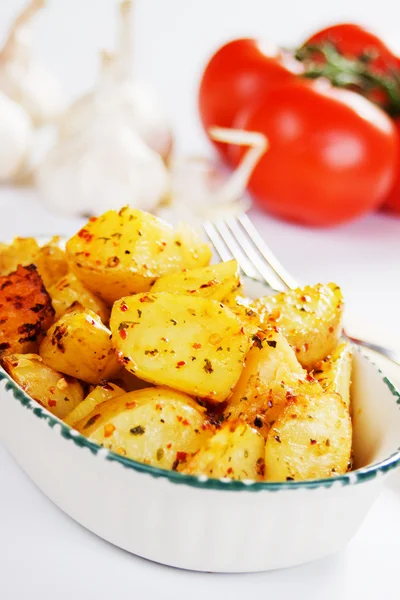 Жареный картофель с помидорами и чесноком — стоковое фото