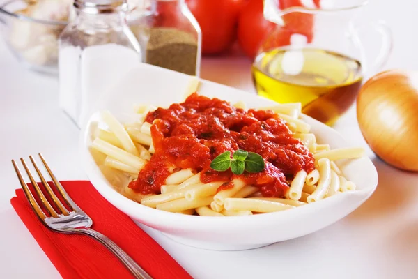Pasta italiana de macarrones con salsa de tomate —  Fotos de Stock