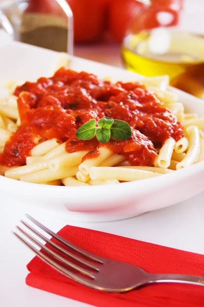 Italiaanse macaroni pasta met tomatensaus — Stockfoto
