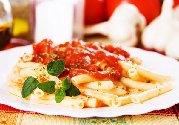 Italiaanse macaroni pasta met tomatensaus — Stockfoto