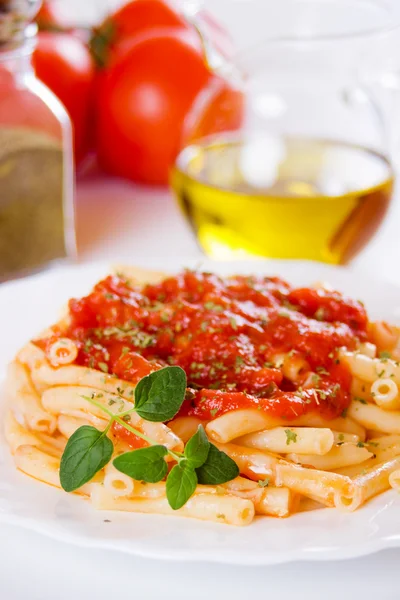 Pasta italiana de macarrones con salsa de tomate — Foto de Stock