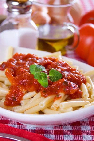 Macarrão italiano com molho de tomate — Fotografia de Stock