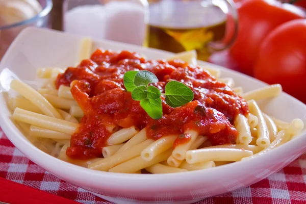 Macaroni pasta met tomatensaus en oregano — Stockfoto